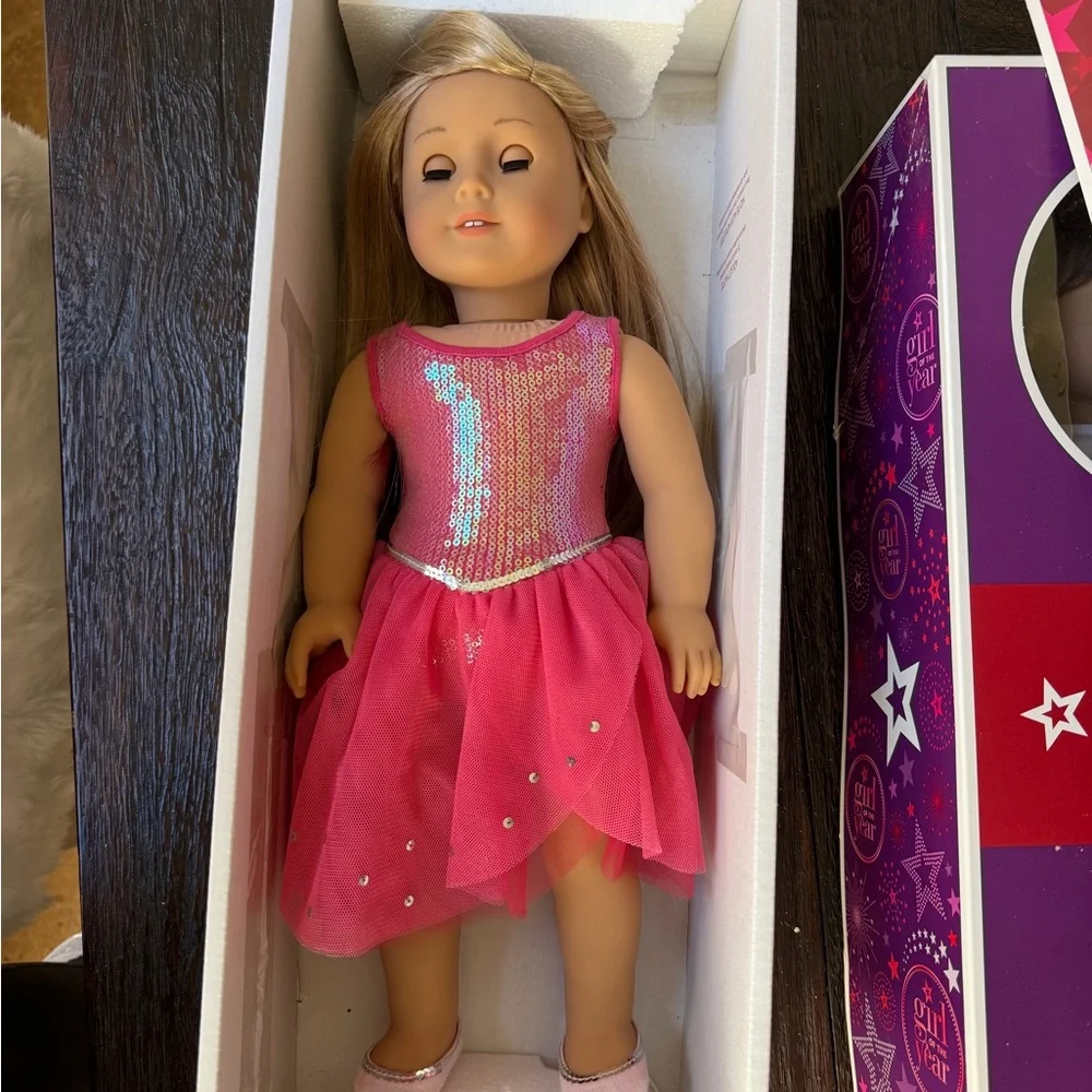 American Girl Doll - Isabelle - Plus 2 boxes of accessories. - Picture 8 of 10